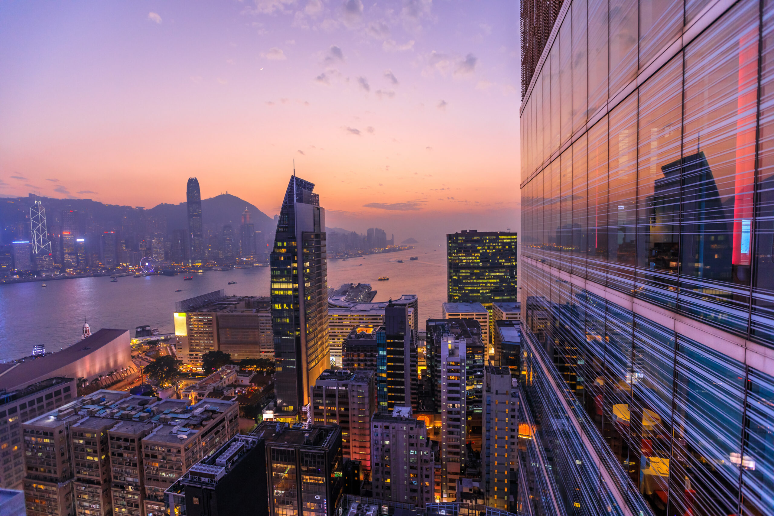 City bridge at dusk illuminated by urban lights, representing the global financial centers and leading ultra-high-net-worth wealth markets analyzed in Altrata's World Ultra Wealth Report 2026.